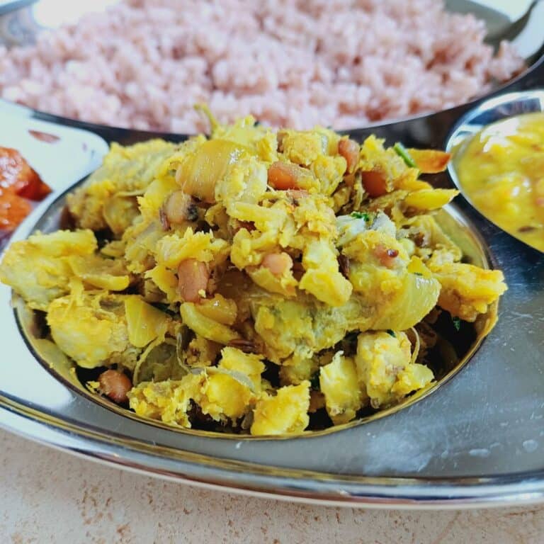 aratikaya puttu in a compartmented plate