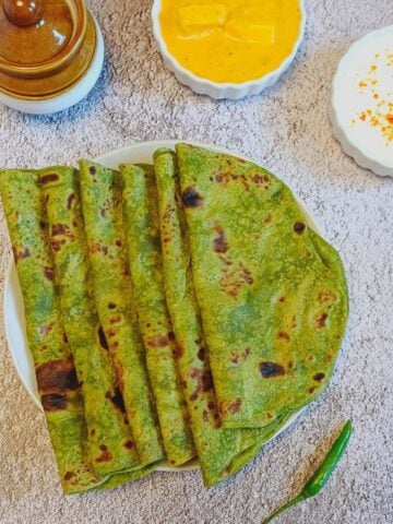 palak chapatis on a plate.