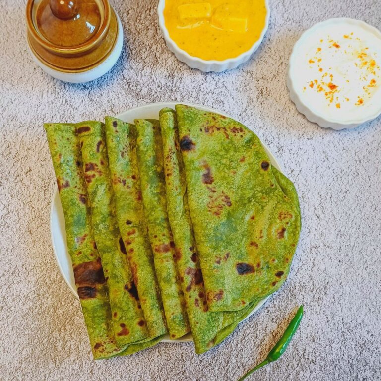 palak chapatis on a plate.